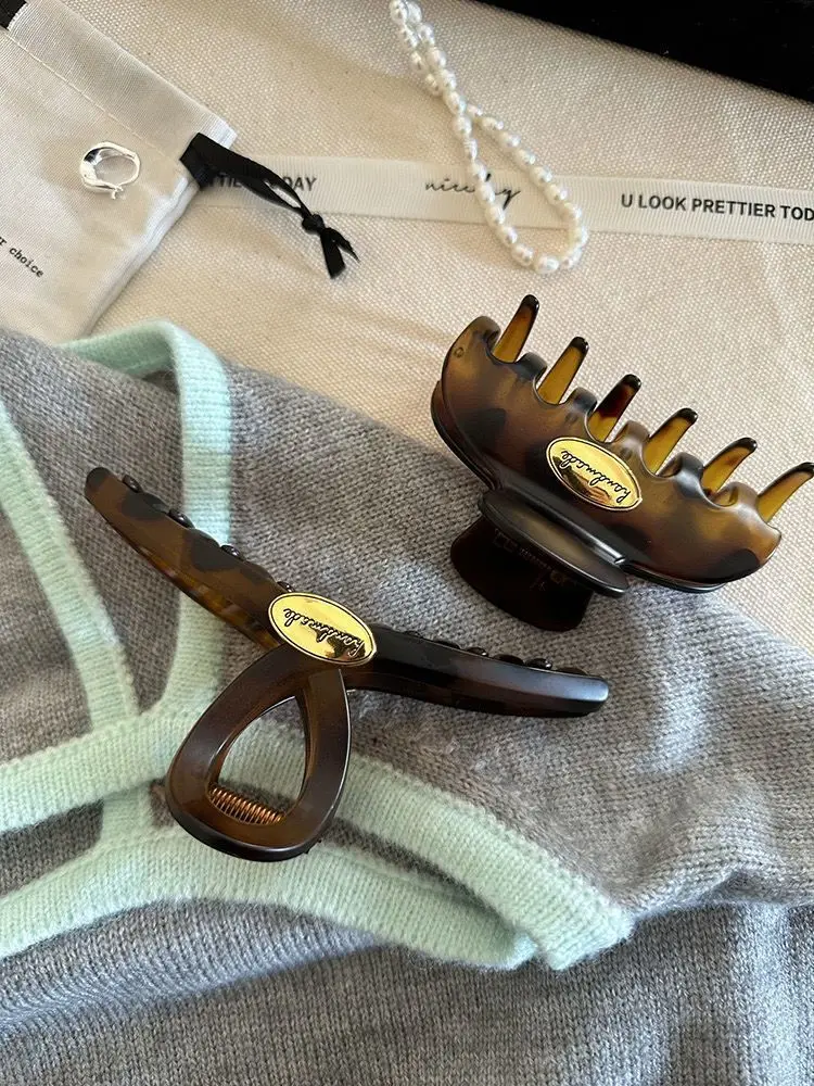 レトロゴールドカラーレターアクリルヘアクロウクリップ レディ - Women'S Fashion Korea のレビューと価格
