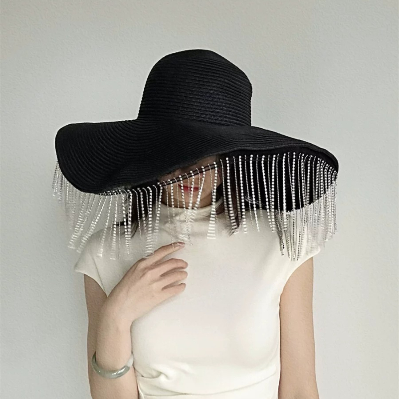 ラインストーンのタッセルがあしらわれた、つばの広いストローハ - Women Fashion Photoshoot のレビューと価格