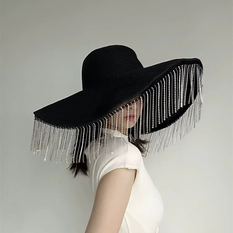 ラインストーンのタッセルがあしらわれた、つばの広いストローハ - Women Fashion Photoshoot のレビューと価格